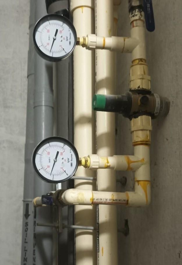 Pressure gauge and vertical pipe installation